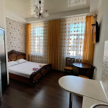 -біля вокзалу-недалеко від центру-городоцька 151 Apartman *